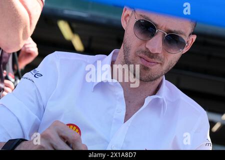 Misano Adriatico, Italia. 14 aprile 2024. Edoardo Mortara di Mahindra Racing durante la sessione autografa del Campionato del mondo di Formula e stagione 10 Pit Line. (Foto di Elena Vizzoca/SOPA Images/Sipa USA) credito: SIPA USA/Alamy Live News Foto Stock