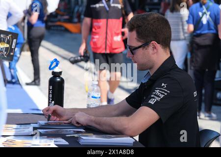 Misano Adriatico, Italia. 14 aprile 2024. Stoffel Vandoorne di DS Penske durante la sessione autografa al Campionato del mondo di Formula e stagione 10 Pit Line. (Foto di Elena Vizzoca/SOPA Images/Sipa USA) credito: SIPA USA/Alamy Live News Foto Stock