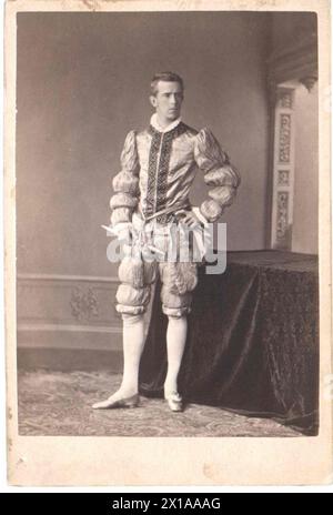 Rodolfo, principe ereditario d'Austria, immagine dello stereotipo. Rodolfo nel Carlo V nel costume storico e berretto, nell'ocassione del matrimonio d'argento dei suoi genitori. ripresa in studio. Carte de cabinett size., 22.04.1879 - 18790422 PD0004 - Rechteinfo: Rights Managed (RM) Foto Stock