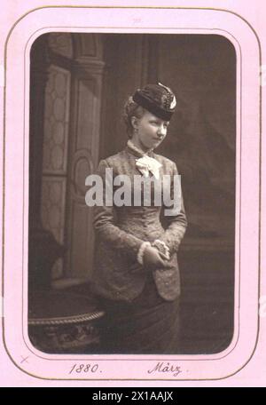 Stephanie, principessa del Belgio, Stephanie. Foto in giorno indossate nell'ocassione del fidanzamento con il principe ereditario Rodolfo. bouquet di fidanzamento. ripresa in studio. Carta di dimensioni standard. Editore: Vienna, 01.03.1880 - 18800301 PD0006 - Rechteinfo: Rights Managed (RM) Foto Stock