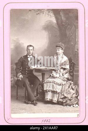 Rodolfo, principe ereditario d'Austria con la principessa ereditaria Stephanie, Rodolfo nella gonna della flotta di un capitano di linea con Stephanie in costume tradizionale. studio girato con parco. Carte de cabinett size., 1882 - 18820101 PD0240 - Rechteinfo: Rights Managed (RM) Foto Stock