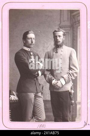 Rodolfo, principe ereditario d'Austria e principe Guglielmo di Prussia, Rodolfo in uniforme dell'imperatore reale prussiano granatiere del reggimento di guardia Franz numero 2, insieme al principe Guglielmo di Prussia. ripresa in studio. Carta de cabinett size., 01.04.1883 - 18830401 PD0001 - Rechteinfo: Rights Managed (RM) Foto Stock