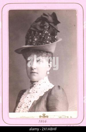 Stephanie, principessa ereditaria d'Austria, foto con cappello. Carta di dimensioni standard. Marketing tramite Oskar shopkeeper, Vienna, 1886 - 18860101 PD0194 - Rechteinfo: Rights Managed (RM) Foto Stock