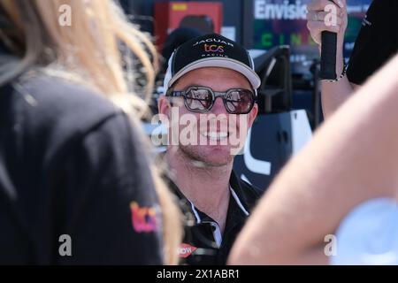 Misano Adriatico, Italia. 14 aprile 2024. Nick Cassidy di Jaguar TCS Racing durante la sessione autografa del Campionato del mondo di Formula e stagione 10 Pit Line. Credito: SOPA Images Limited/Alamy Live News Foto Stock