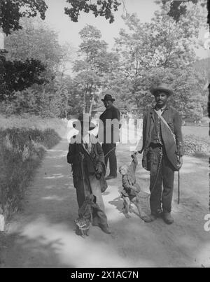 Vienna 18, Tuerkenschanzpark (Parco Tuerkenschanz), due carny, un uomo e un ragazzo, con due scimmie vestenti a lino nel Parco Tuerkenschanzpark (Parco Tuerkenschanz) a Vienna, Waehring. Dietro di lui uomo più grande, 1890 - 18900101 PD1257 - Rechteinfo: Diritti gestiti (RM) Foto Stock