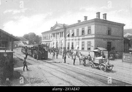 Vienna 19, ferrovia a cremagliera sul Kahlenberg (picco), stazione di Nussdorf con tram fumante in primo piano, 1900 - 19000101 PD56423 - Rechteinfo: Rights Managed (RM) Foto Stock