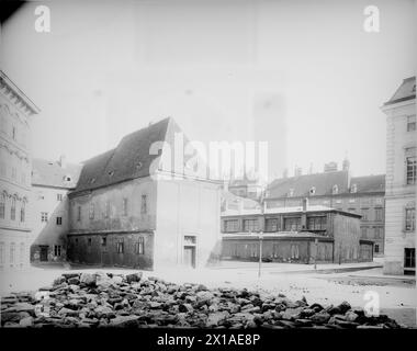 Vienna 1, Kaiserspital (ospedale Kaiser), vista generale sulla frattura della casa Regierungsgasse (viale Regierungs) 10 (da nord-ovest) con il campo da tennis reale, a sinistra, una parte del retro dell'edificio governativo della bassa Austria, all'angolo destro della nuova casa della casa, aulic and Public record Office, 1902 - 19020101 PD0670 - Rechteinfo: Rights Managed (RM) Foto Stock