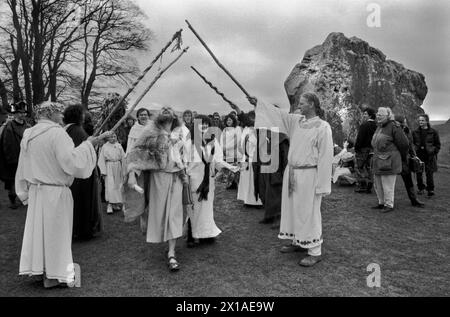 I membri dell'ordine Druido britannico, riuniti come Emma Restall Orr, alta sacerdotessa e Philip Shallcrass, spesso conosciuto con il suo nome Druido, Greywolf, è capo dell'ordine Druido britannico, stanno rinnovando i loro voti nuziali. 1990s UK Avebury, Wiltshire, Inghilterra 1996. Avebury è un monumento neolitico all'henge contenente tre cerchi di pietra. HOMER SYKES mio rif. 35/4985/ Foto Stock