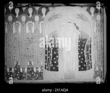 14° mostra della Secessione viennese, sala laterale sinistra, parete laterale destra: coro di angeli e lui stesso abbracciando "Diesen Kuss der ganzen Welt" dell'ultimo appannaggio del fregio Beethoven di Gustav Klimt. Riproduzione fotografica di Moritz Naehr., 1902 - 19020101 PD2730 - Rechteinfo: Diritti gestiti (RM) Foto Stock