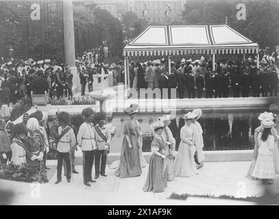 Vienna 1, Volksgarten, imperatore Francesco Giuseppe tra ospiti frequenti alla scoperta del Monumento dell'imperatrice Elisabetta nel Volksgarten., 04.04.1907 - 19070404 PD0002 - Rechteinfo: Rights Managed (RM) Foto Stock