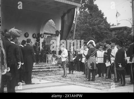 Viaggio in Bosnia di Francesco Giuseppe i, Imperatore d'Austria, 1910, nella tenda di accoglienza della stazione di Sarajevo: Risposta dell'imperatore al discorso di benvenuto del sindaco Kulovic il 30.5,1910., 30.05.1910 - 19100530 PD0011 - Rechteinfo: Diritti gestiti (RM) Foto Stock