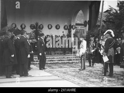 Viaggio in Bosnia di Francesco Giuseppe i, Imperatore d'Austria, 1910, benvenuto dal sindaco Essad effendi Kulovic nella tenda della reception sulla stazione di Sarajevo il 30.5,1910., 30.05.1910 - 19100530 PD0026 - Rechteinfo: Diritti gestiti (RM) Foto Stock