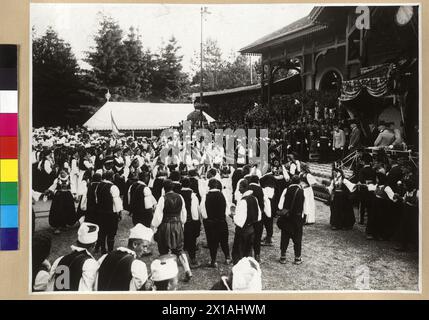 Viaggio di Francesco Giuseppe i, Imperatore d'Austria, attraverso la Bosnia e l'Hercegovina 30.5.1910 - 3,6.1910, l'Imperatore vede la tenda dell'Imperatore sul patio del grande hotel termale di Ilidze presentazioni etniche a, dall'album 'Momentbilder von Sarajevo und Mostar 1910. Aus dem Atelier Fachet, Wien XIX ', 02.06.1910 - 19100602 PD0008 - Rechteinfo: Rights Managed (RM) Foto Stock