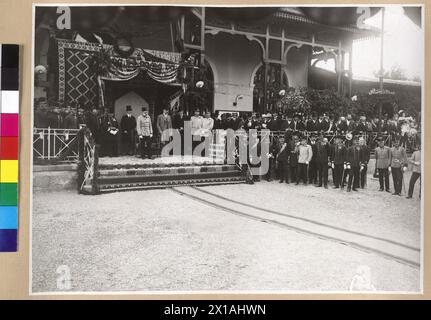 Viaggio di Francesco Giuseppe i, Imperatore d'Austria, attraverso la Bosnia e l'Hercegovina 30.5.1910 - 3,6.1910, visita del bagno di zolfo Ilidze: L'imperatore sta guardando gli spettacoli tradizionali dal grande hotel termale di Ildize. Dall'album 'Momentbilder von Sarajevo und Mostar 1910. Aus dem Atelier Fachet, Wien XIX ', 02.06.1910 - 19100602 PD0011 - Rechteinfo: Rights Managed (RM) Foto Stock