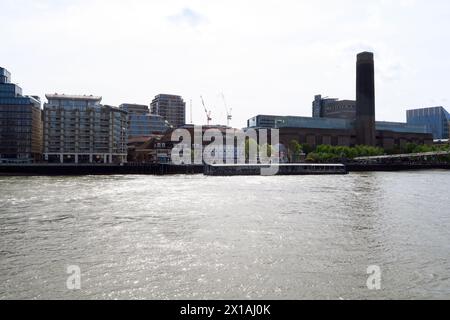 Il Globe Theatre e la Tate Modern si affacciano sulla riva nord del Tamigi, Londra Foto Stock