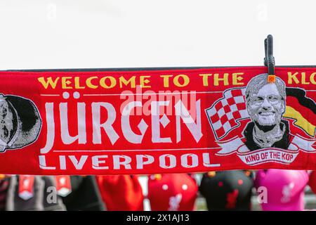 Sciarpa Jurgen Klopp in vendita prima della partita di Premier League Crystal Palace vs Liverpool . Foto Stock