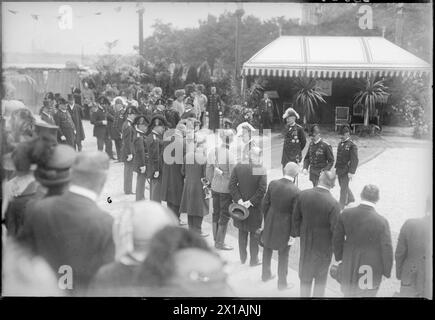 Posa della prima pietra della riqualificazione del ponte Floridsdorf, i membri della commissione edilizia e del comitato di lavoro saranno presentati a Francesco Giuseppe., 28.06.1913 - 19130628 PD0013 - Rechteinfo: Diritti gestiti (RM) Foto Stock