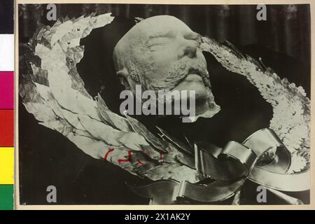 Maschera mortale dell'imperatore Francesco Giuseppe i, incorniciatura della corona d'alloro., 1916 - 19160101 PD0969 - Rechteinfo: Diritti gestiti (RM) Foto Stock