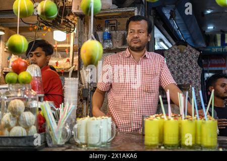 Venditore indiano che vende rinfrescanti lassi di mango all'Esplanade, Kolkata, Bengala Occidentale, India il 19 marzo 2024. Foto Stock