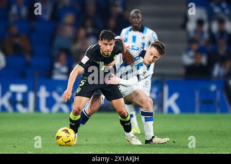 Lucas Robertone di UD Almeria gareggiò per il pallone con Benat Turrientes della Real Sociedad durante il LaLiga EA Sports match tra Real Sociedad e. Foto Stock