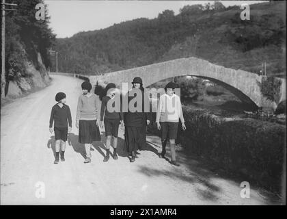 Zita Habsburg con i suoi figli, Zita Habsburg con i suoi figli Rudolf, Adelaide, Robert e otto (da sinistra n. r.) durante una passeggiata in una strada a Lequeitio., 1926 - 19260101 PD3297 - Rechteinfo: Rights Managed (RM) Foto Stock