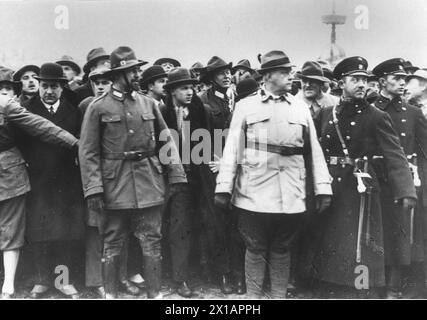 Parade of the Heimwehr (Home Guard), a destra in giacca heller Pfrimer, a sinistra Richard Steidle, 1930 - 19300101 PD9011 - Rechteinfo: Rights Managed (RM) Foto Stock