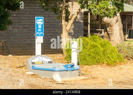 Kyabram, Victoria, Australia, 16 aprile 2024, Grey Nomad Recreational Vehicle, punto di scarico dei rifiuti liquidi di acqua grigia e nera. Punto di scarico delle acque reflue. Foto Stock