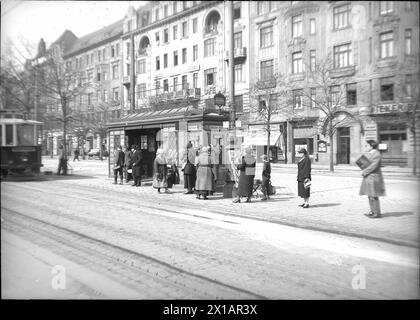 Vienna 4, cintura Wiedner 4-8, vista ad angolo da destra, fermata in primo piano del tram, da sinistra un treno della linea 13 in arrivo, 1930 - 19300101 PD9659 - Rechteinfo: Rights Managed (RM) Foto Stock