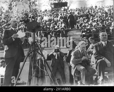 Inaugurazione dello stadio viennese, Presidente Federale Miklas davanti al microfono in piedi, al saluto, 11.07.1931 - 19310711 PD0005 - Rechteinfo: Diritti gestiti (RM) Foto Stock