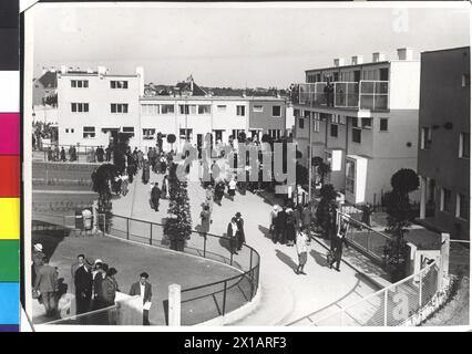 Apertura di un complesso residenziale sperimentale avviato da a Werkbund, vista sul regime abitativo e sul visitatore frequente, 04.06.1932 - 19320604 PD0015 - Rechteinfo: Diritti gestiti (RM) Foto Stock