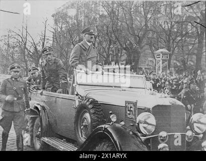 The Anschluss (annessione austriaca) 1938, Vienna: Entrata di Adolf Hitler, in piedi in macchina, sul Burgring allo svincolo Babenbergerstrasse, 1938 - 19380101 PD3437 - Rechteinfo: Diritti gestiti (RM) Foto Stock