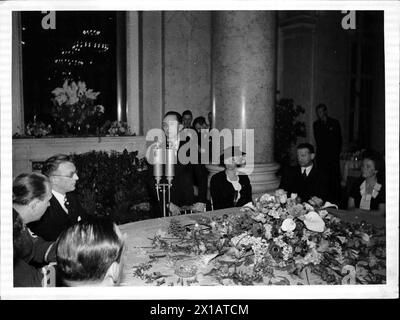 Ricevimento dei diplomati di cinema e teatro Vienna a Goebbels, Goebbels durante il suo discorso nella sala cerimoniale del Palazzo Hofburg viennese, da sinistra: Seyss-Inquart, Goebbels, Woman Seyss-Inquart, segretaria permanente Muehlmann, Paula Wessely, 30.3.1938 - 19380330 PD0021 - Rechteinfo: diritti gestiti (RM) Foto Stock