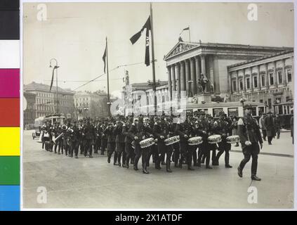 Ingresso della legione austriaca a Vienna, banda di marcia davanti al parlamento, 2.4.1938 - 19380402 PD0009 - Rechteinfo: Diritti gestiti (RM) Foto Stock