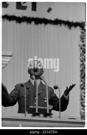 Hitler a Graz, durante il suo discorso nella fabbrica di macchine Weitzer, 3.4.1938 - 19380403 PD0053 - Rechteinfo: Rights Managed (RM) Foto Stock