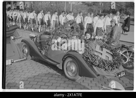 Giornata del grande Impero tedesco a Vienna, con cabriolet decorata con svastica, 9.4.1938 - 19380409 PD0026 - Rechteinfo: Rights Managed (RM) Foto Stock