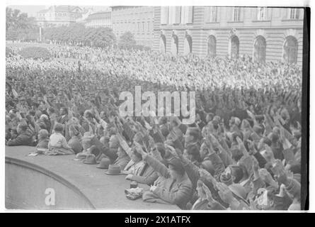 Giorno del grande Impero tedesco a Vienna, saluto nazista sulla Heldenplatz (piazza), 9.4.1938 - 19380409 PD0064 - Rechteinfo: Diritti gestiti (RM) Foto Stock