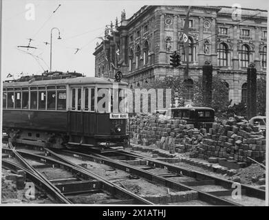 Guida uniforme a destra in Austria, lavori preliminari per la guida uniforme a destra: Il passaggio del tram deve essere cambiato, qui all'incrocio del tram Mariahilferstrasse (via Mariahilfer) angolo con il mercato del grano a Vienna, 16.04.1938 - 19380416 PD0021 - Rechteinfo: Diritti gestiti (RM) Foto Stock