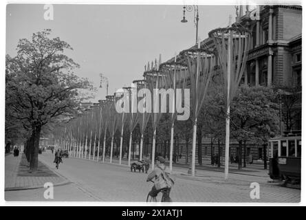 Giorno di maggio 1938 a Vienna, vista verso la con molti maypole adornato Ringstrasse presso l'università, 01.05.1938 - 19380501 PD0105 - Rechteinfo: Diritti gestiti (RM) Foto Stock