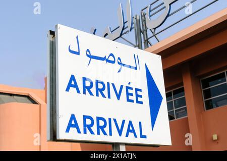 Segno per arrivi in arabo, inglese e francese Foto Stock