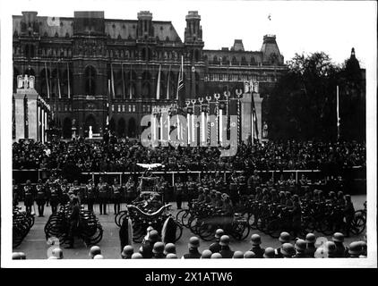 Parata onoraria della Wehrmacht, sfilata della Wehrmacht in occasione del compleanno di Adolf Hitler march-passato un'altra sezione di biciclette di fronte al municipio di fronte al colonnello generale List e generale dell'aereo Loehr, 20.4.1939 - 19390420 PD0131 - Rechteinfo: Rights Managed (RM) Foto Stock