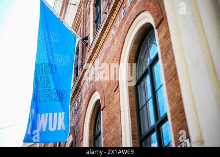 WUK, un centro culturale alternativo, ospitato nell'edificio storico delle ex fabbriche di macchine a Vienna-Alsergrund, in occasione di una cerimonia per celebrare il completamento della ristrutturazione del WUK, venerdì 12 aprile 2024, a Vienna, Austria. Una bandiera al WUK - 20240412 PD1993 credito: APA-PictureDesk/Alamy Live News Foto Stock