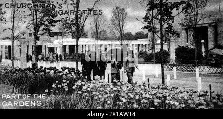 Parte dei giardini, compresi i giardini di fiori vicino agli edifici del governo britannico. Da una serie di 25 carte di sigarette prodotte da W. A. e A. C. Churchman sotto il titolo Wembley Exhibition, questa è la British Empire Exhibition del 1924. Queste erano di dimensioni standard, quindi piuttosto piccole, e quindi non adatte per immagini di grandi dimensioni. Foto Stock