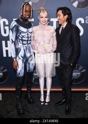 Hollywood, Stati Uniti. 15 aprile 2024. HOLLYWOOD, LOS ANGELES, CALIFORNIA, USA - 15 APRILE: Austin Crute, Lucy Boynton e Justin H. min arrivano alla premiere di Los Angeles di "The Greatest Hits" della Searchlight Pictures tenutasi all'El Capitan Theatre il 15 aprile 2024 a Hollywood, Los Angeles, California, Stati Uniti. (Foto di Xavier Collin/Image Press Agency) credito: Image Press Agency/Alamy Live News Foto Stock