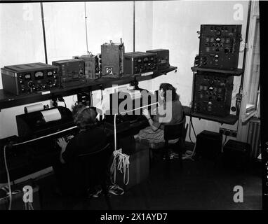 Ticker, sala di comunicazione della radio emettitrice "Rot-Weiss-Rot" di Vienna. Signore alla reception e stampante con montaggio trasmettitore, 01.06.1949 - 19490601 PD0021 - Rechteinfo: Rights Managed (RM) Foto Stock