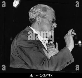 Arthur Rodzinski durante la conduzione in primo piano da Side, 1951 - 19510101 PD3584 - Rechteinfo: Rights Managed (RM) Foto Stock