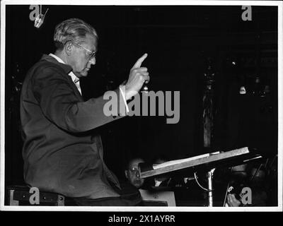 Arthur Rodzinski sul podio seduto ad un tentativo con un'orchestra, primo piano askance, 1951 - 19510101 PD3691 - Rechteinfo: Diritti gestiti (RM) Foto Stock