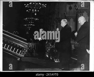 Addio del presidente federale Renner, presidente del parlamento austriaco Kunschak e direttore del parlamento Pultar di fronte alla bara del municipio viennese, 03.01.1951 - 19510103 PD0003 - Rechteinfo: Diritti gestiti (RM) Foto Stock