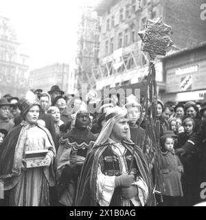 Caroler, caroler del rettorato viennese "Maria Treu", trascinamento al Palazzo arcivescovile, 06.01.1953 - 19530106 PD0002 - Rechteinfo: Diritti gestiti (RM) Foto Stock