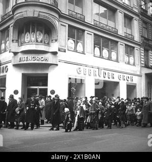 Caroler, caroler del rettorato viennese "Maria Treu", trascinamento al Palazzo arcivescovile, 06.01.1953 - 19530106 PD0006 - Rechteinfo: Diritti gestiti (RM) Foto Stock