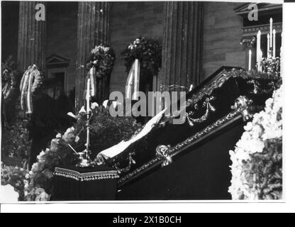 Mortuary Kunschak, la sorella dei defunti presidente ufficiale dei parlamenti austriaci sulla bara di posa., 01.03.1953 - 19530301 PD0074 - Rechteinfo: Diritti gestiti (RM) Foto Stock